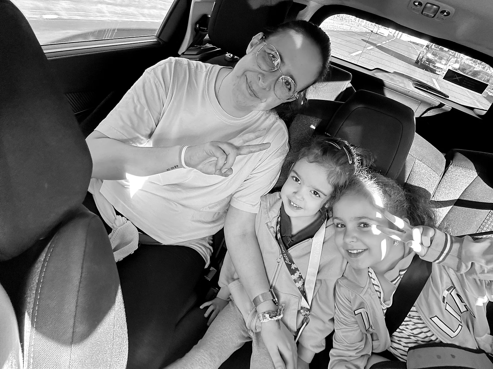 A família do Marcos a sorrir no carro, a preto e branco