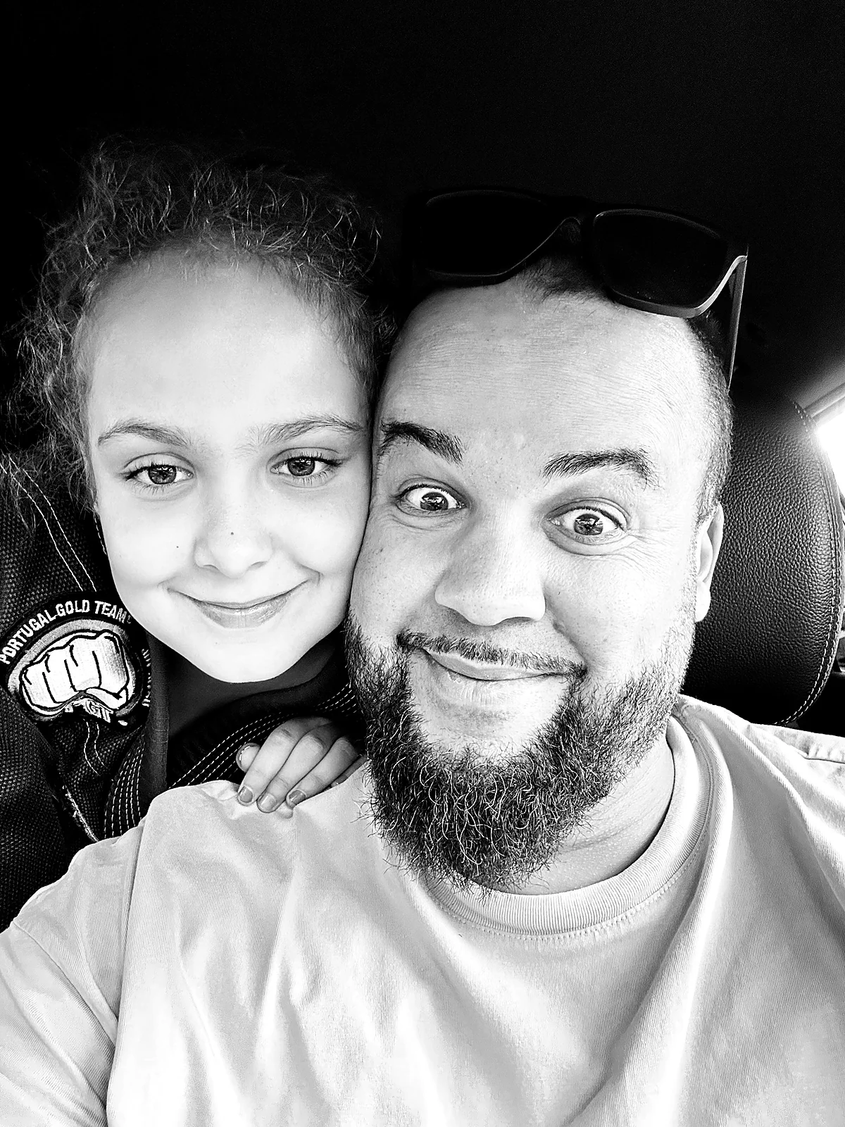 Selfie do Marcos com a filha, a preto e branco